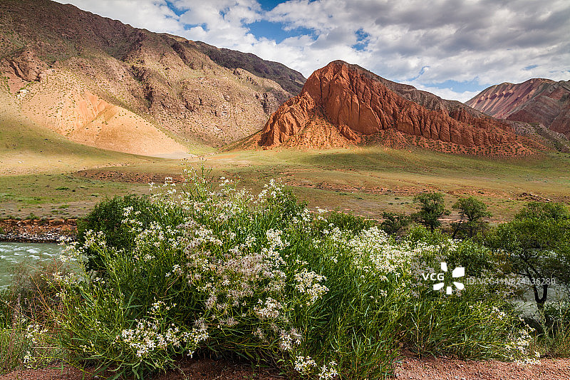吉尔吉斯斯坦科克梅伦河畔彩色山脉景观图片素材