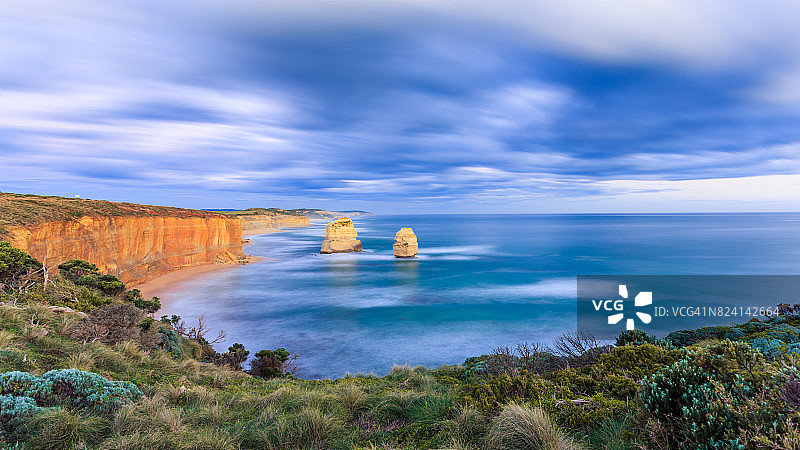 蓝天下清澈的蓝色海洋图片素材