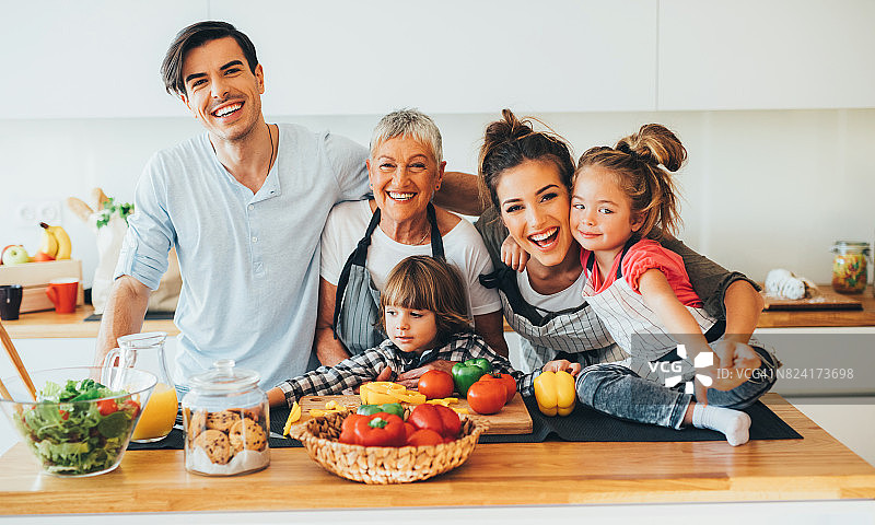 幸福家庭在厨房里图片素材