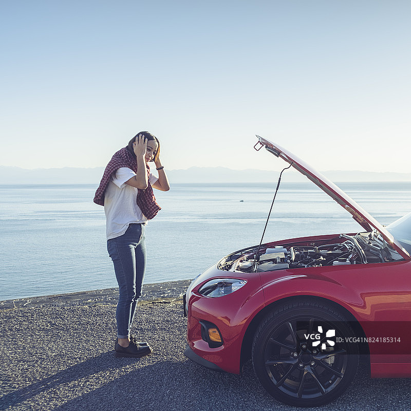 站在故障车旁的女人图片素材