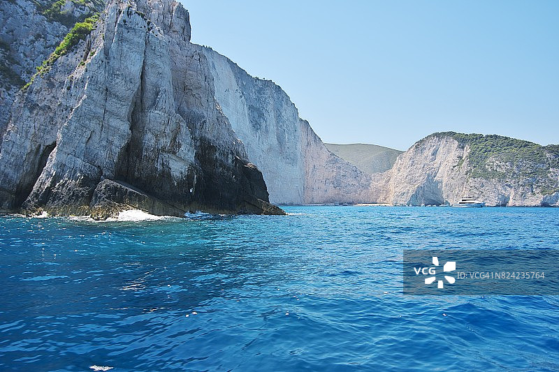 希腊扎金索斯沉船湾蓝色海景岩洞图片素材