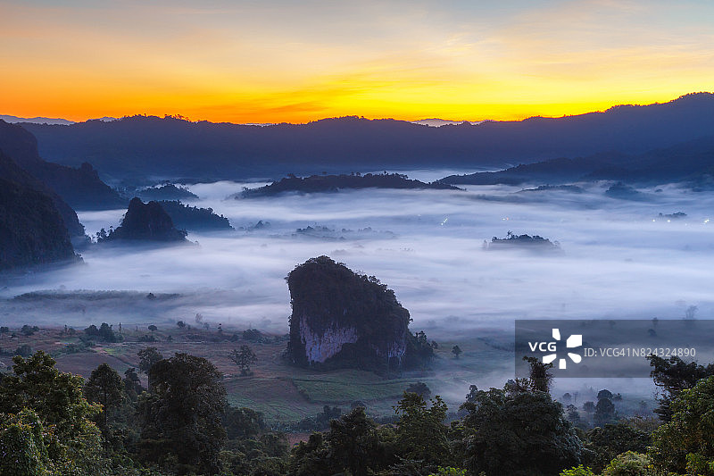 富良卡国家公园的晨雾日出美景图片素材