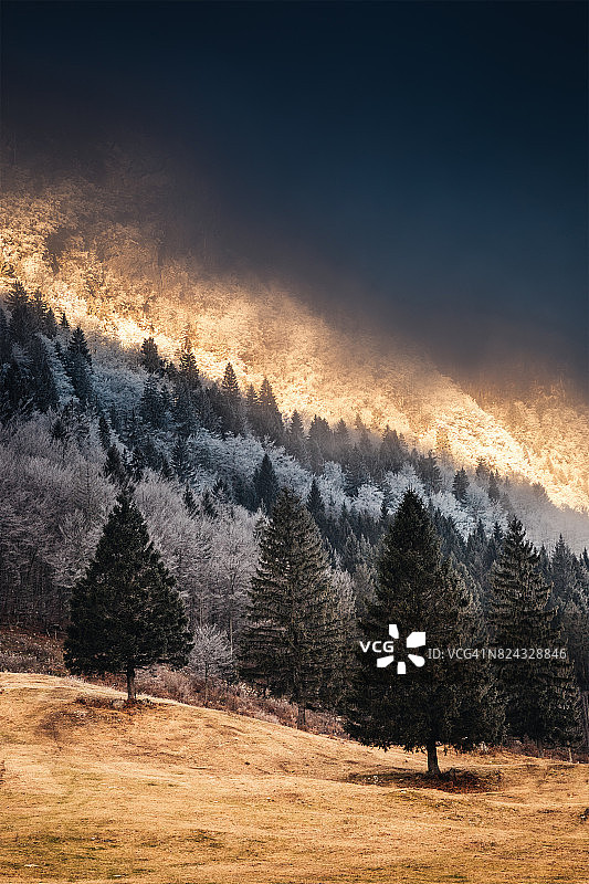 山间晨光图片素材