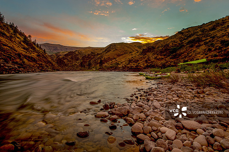 爱达荷州鲑鱼河下游的船营地图片素材