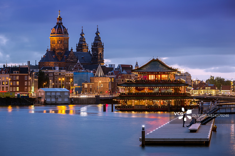 蓝色时刻，圣尼古拉斯教堂，海上皇宫，阿姆斯特丹，荷兰图片素材