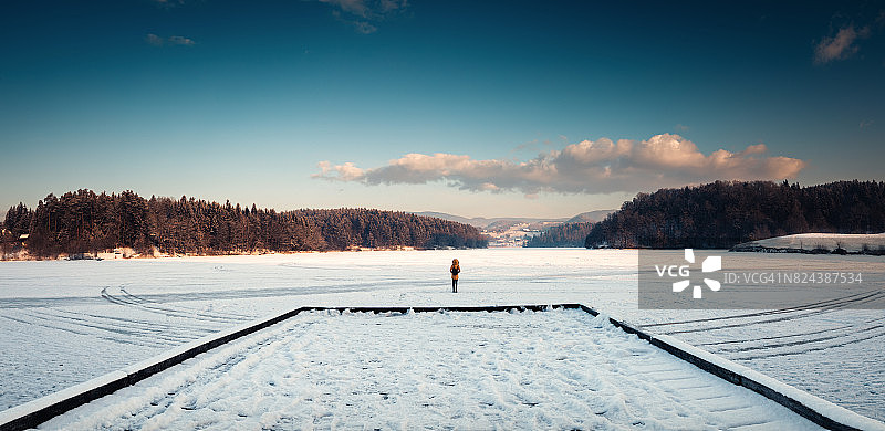 站在结冰的湖中央图片素材