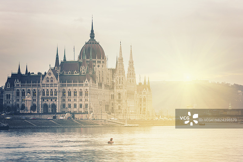 布达佩斯日落时分的匈牙利国会大厦图片素材