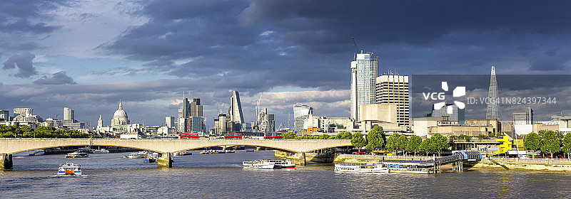 日落时分伦敦金融城市保罗大教堂和碎片大厦上空的壮丽云彩图片素材