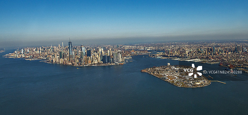 直升机视角下的纽约市天际线和总督岛图片素材