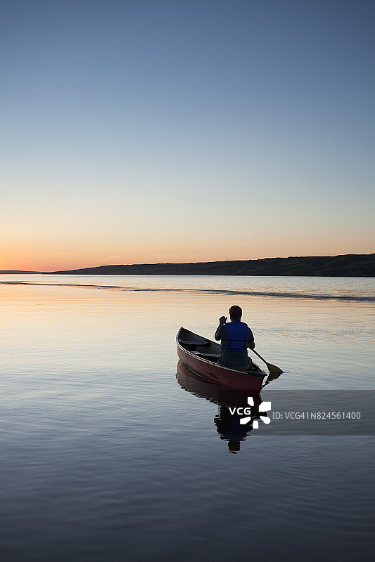加拿大萨斯喀彻温布法罗庞德省立公园日落独木舟图片素材