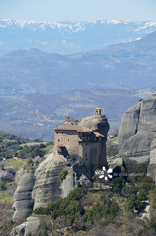 雪山下的鲁萨努修道院景观图片素材