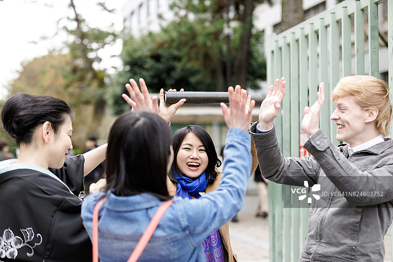 为毕业感到遗憾的各国学生，对毕业感到满意的各国学生图片素材