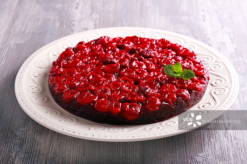 酸樱桃巧克力倒置蛋糕图片素材