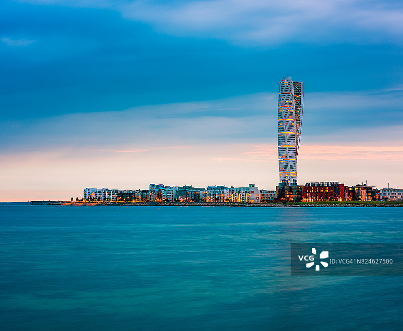 瑞典马尔默天际线与著名旋转大厦图片素材