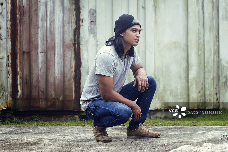 男人戴着睡帽跪在地板上图片素材