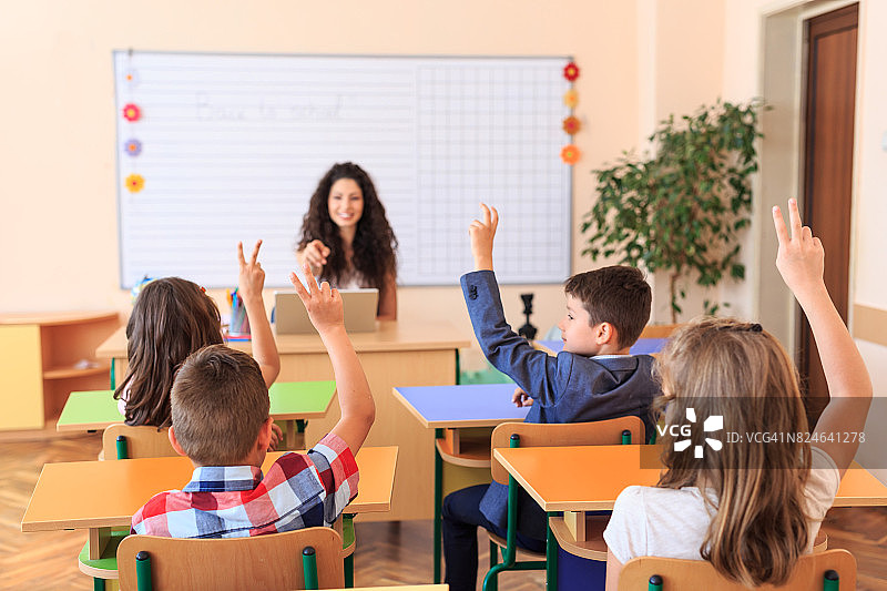 教室里的老师和学生图片素材