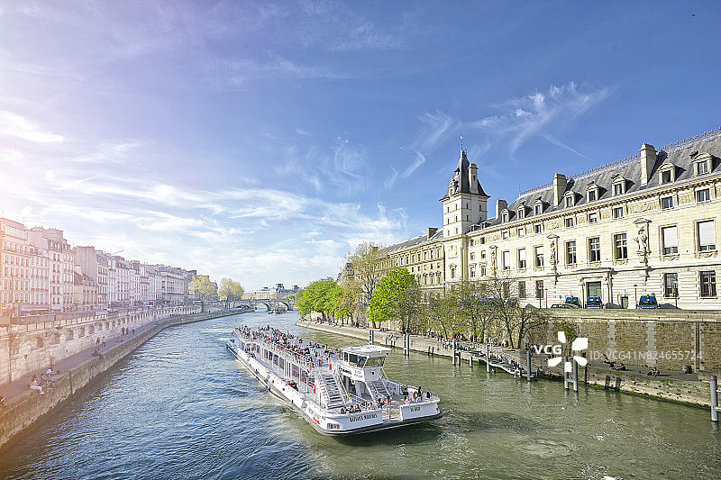 法国巴黎塞纳河上的观光渡轮图片素材