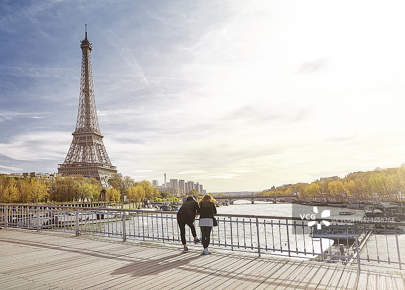 情侣在法国巴黎观看埃菲尔铁塔图片素材
