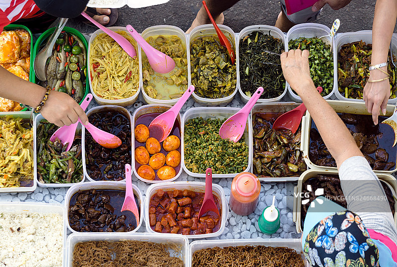 在哥打基纳巴卢集市购买街头食品图片素材