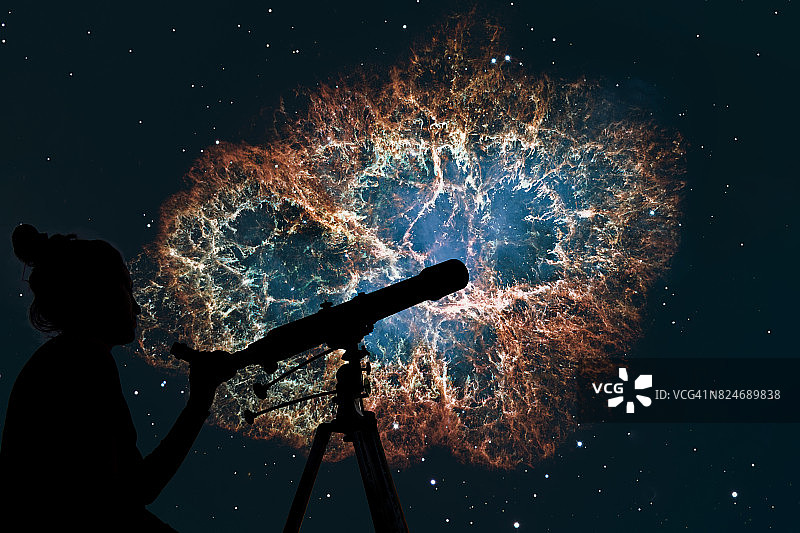 女孩用望远镜看着星星。金牛座的蟹状星云，超新星核心脉冲星中子星。图片素材