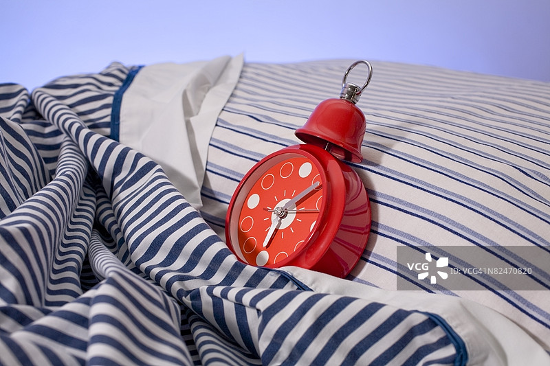 床上的时钟图片素材