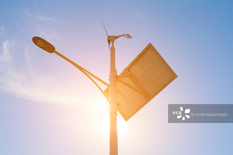 太阳能和风力发电机供电的街灯图片素材