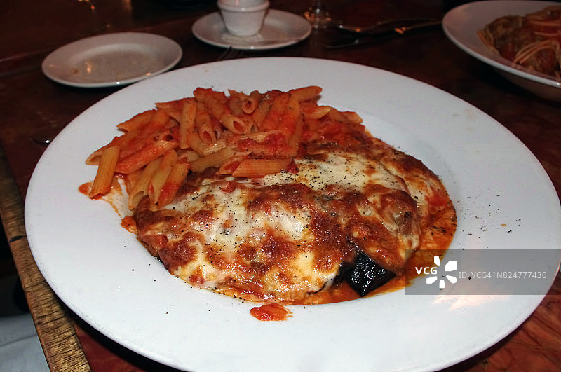 番茄酱意大利面配茄子帕尔马干酪图片素材