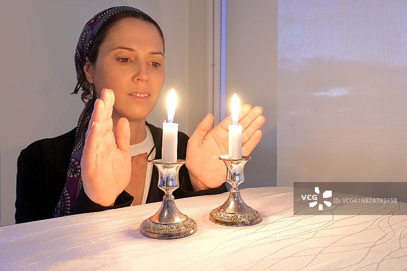 犹太女人点燃安息日蜡烛图片素材