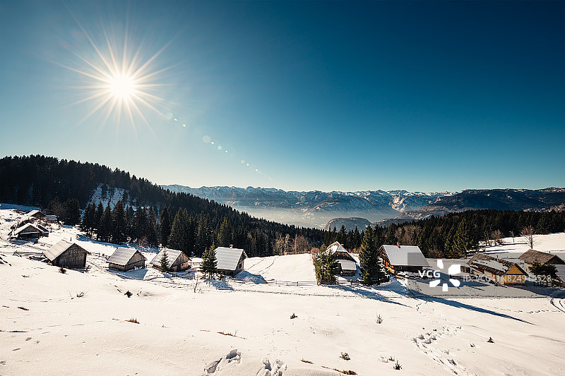 冬季带木屋的山村图片素材