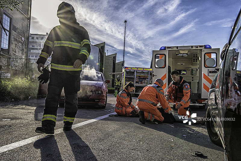 救援队与车祸受害者图片素材