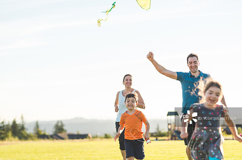 游乐场的家庭郊游图片素材
