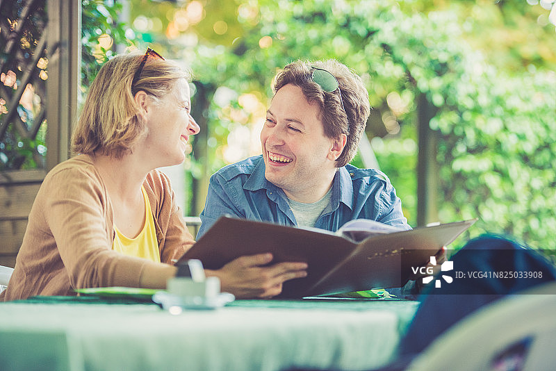 情侣在户外吃披萨图片素材