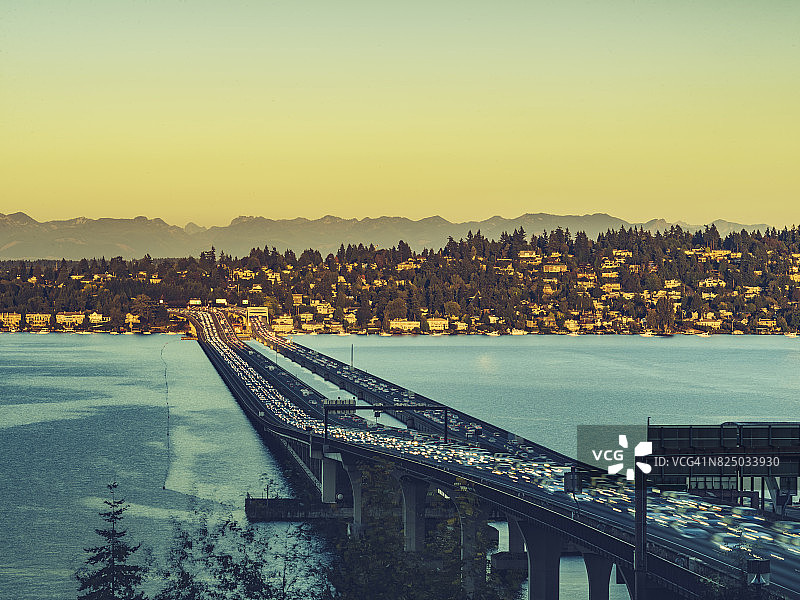 西雅图华盛顿湖上的I-90浮桥图片素材
