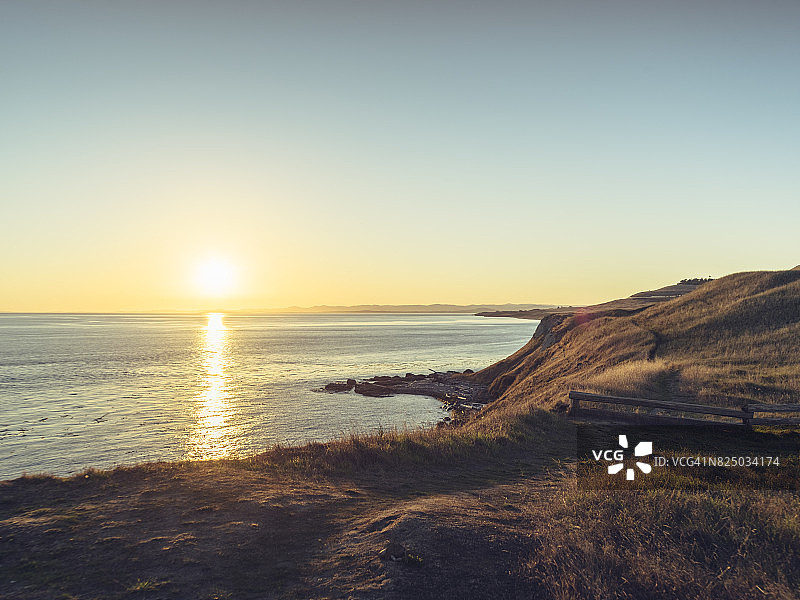 夕阳下的牛岬海岸线图片素材