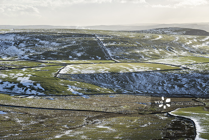 德比郡卡斯尔顿峰区山丘上的积雪图片素材
