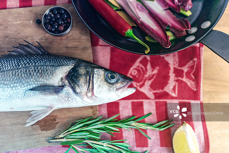 厨房台上的新鲜海鱼图片素材