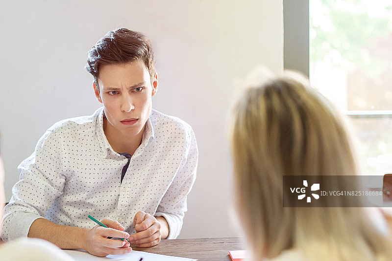 精神科医生检查男病人图片素材