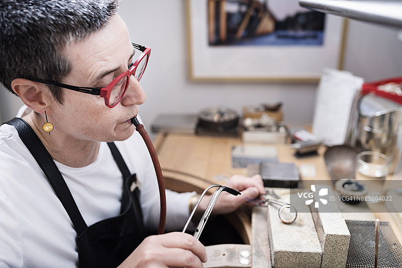 工作中的金匠图片素材