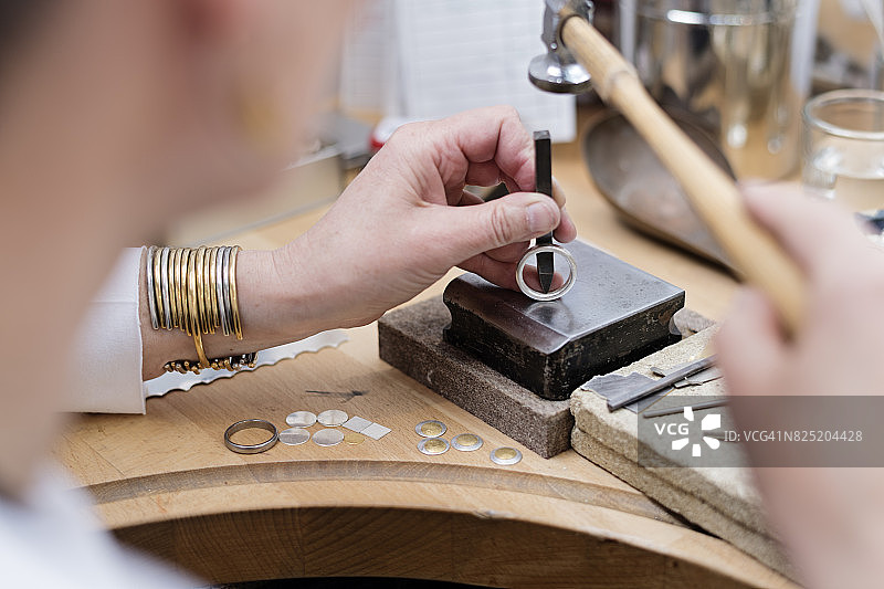 工作中的金匠图片素材