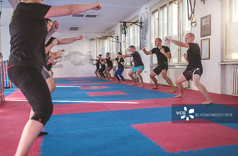 跆搏与深蹲结合图片素材