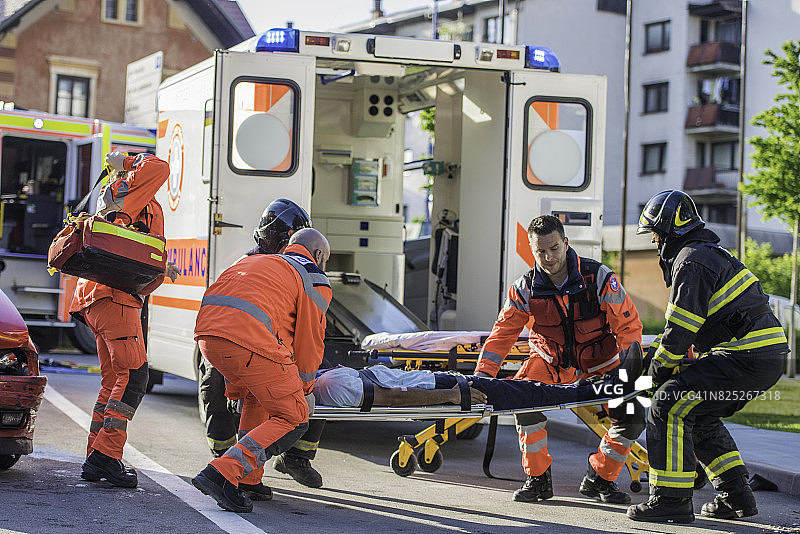 消防员协助救援队图片素材