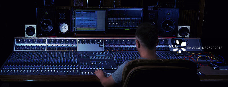 录音师在他的工作室里图片素材