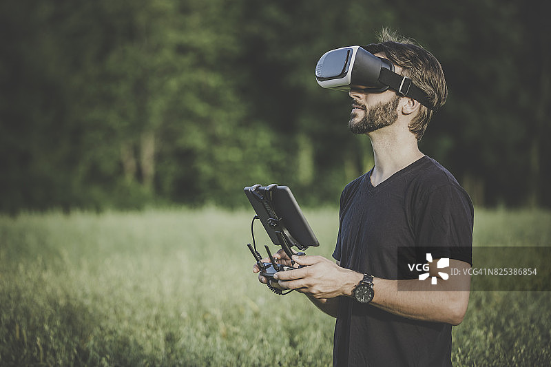 男人戴着VR眼镜操控无人机图片素材