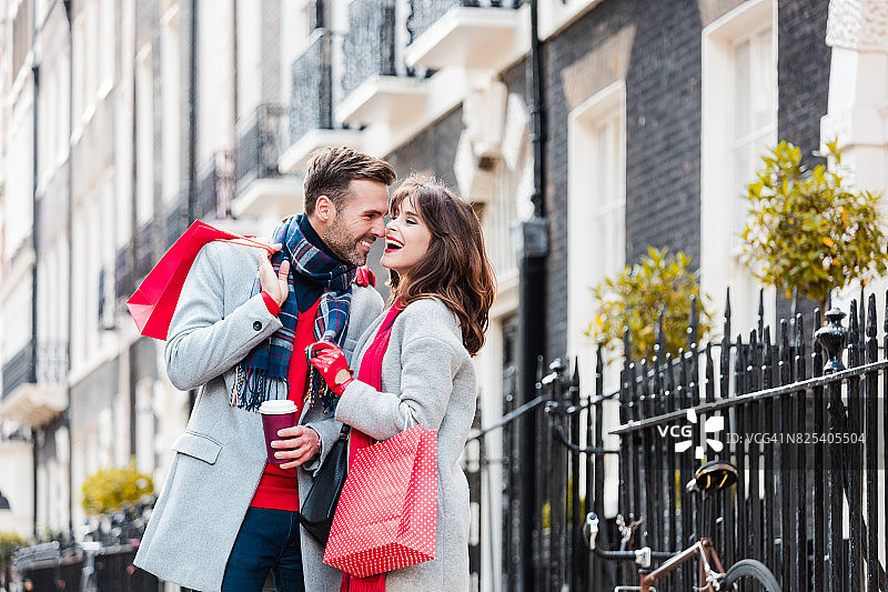 冬季假期中的情侣图片素材