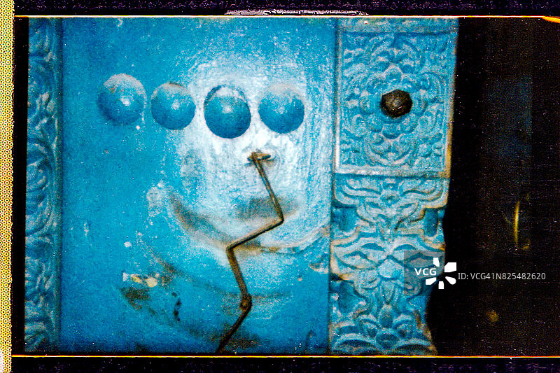 石头城中的木雕门图片素材