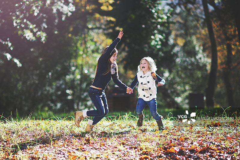 姐妹玩捉人游戏图片素材