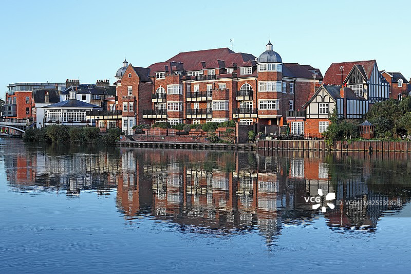 伊顿河滨在泰晤士河的倒影，英格兰伯克郡图片素材