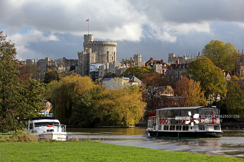 从伊顿布罗卡斯草甸越过泰晤士河到温莎城堡，英格兰伯克郡温莎图片素材