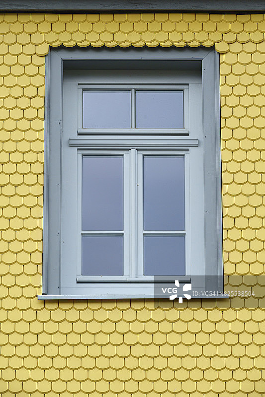 德国米歇尔施塔特黄色木瓦墙和窗户图片素材
