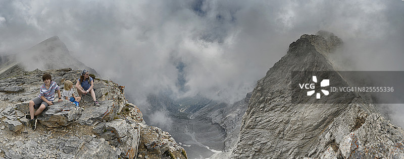 希腊奥林匹斯山的最高峰米蒂卡斯峰的侵蚀岩石景观图片素材